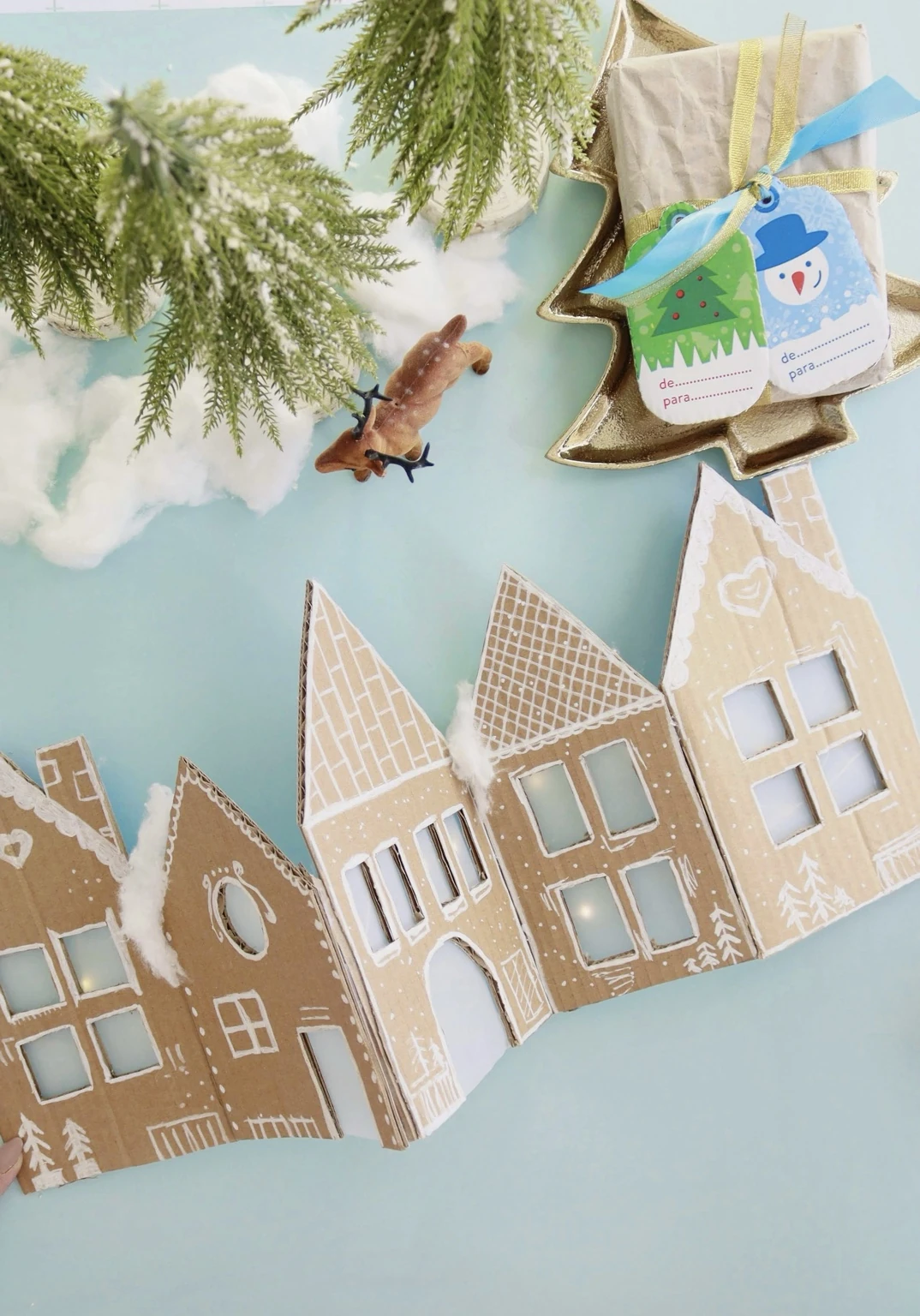 Pueblo navideño de cartón hecho a mano con decoración de Navidad