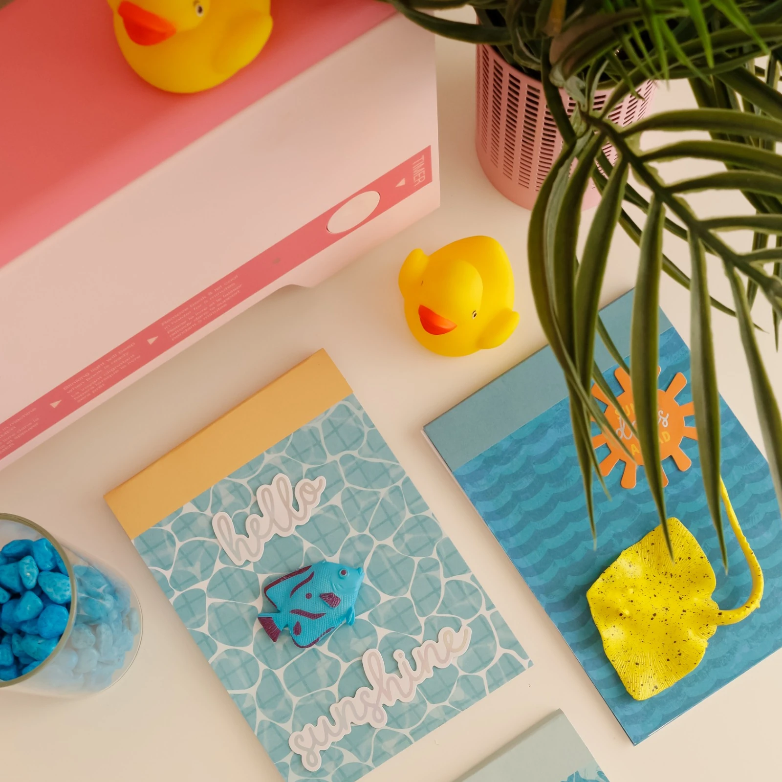 Proyecto creativo marino con patitos y peces de juguete