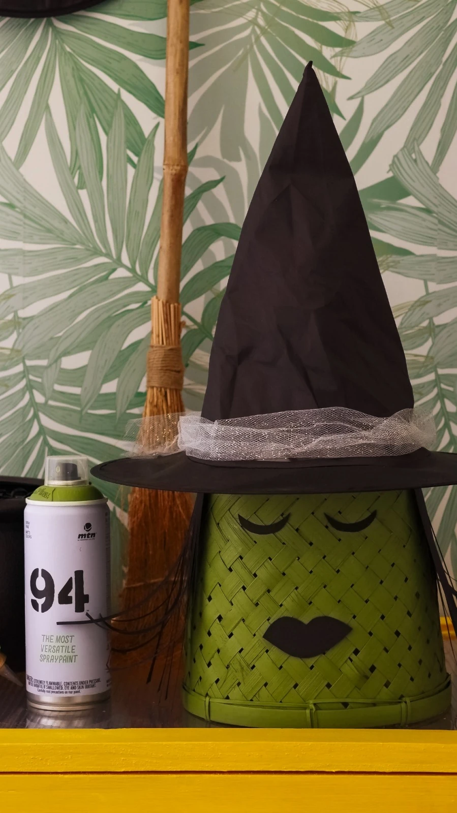 Cesta verde transformada en bruja para Halloween