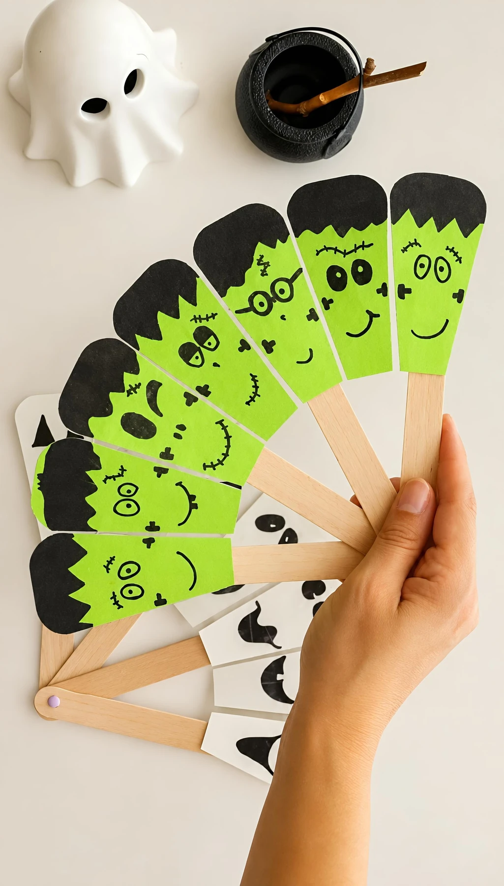 Abanico de personajes Frankenstein hecho con palitos de madera