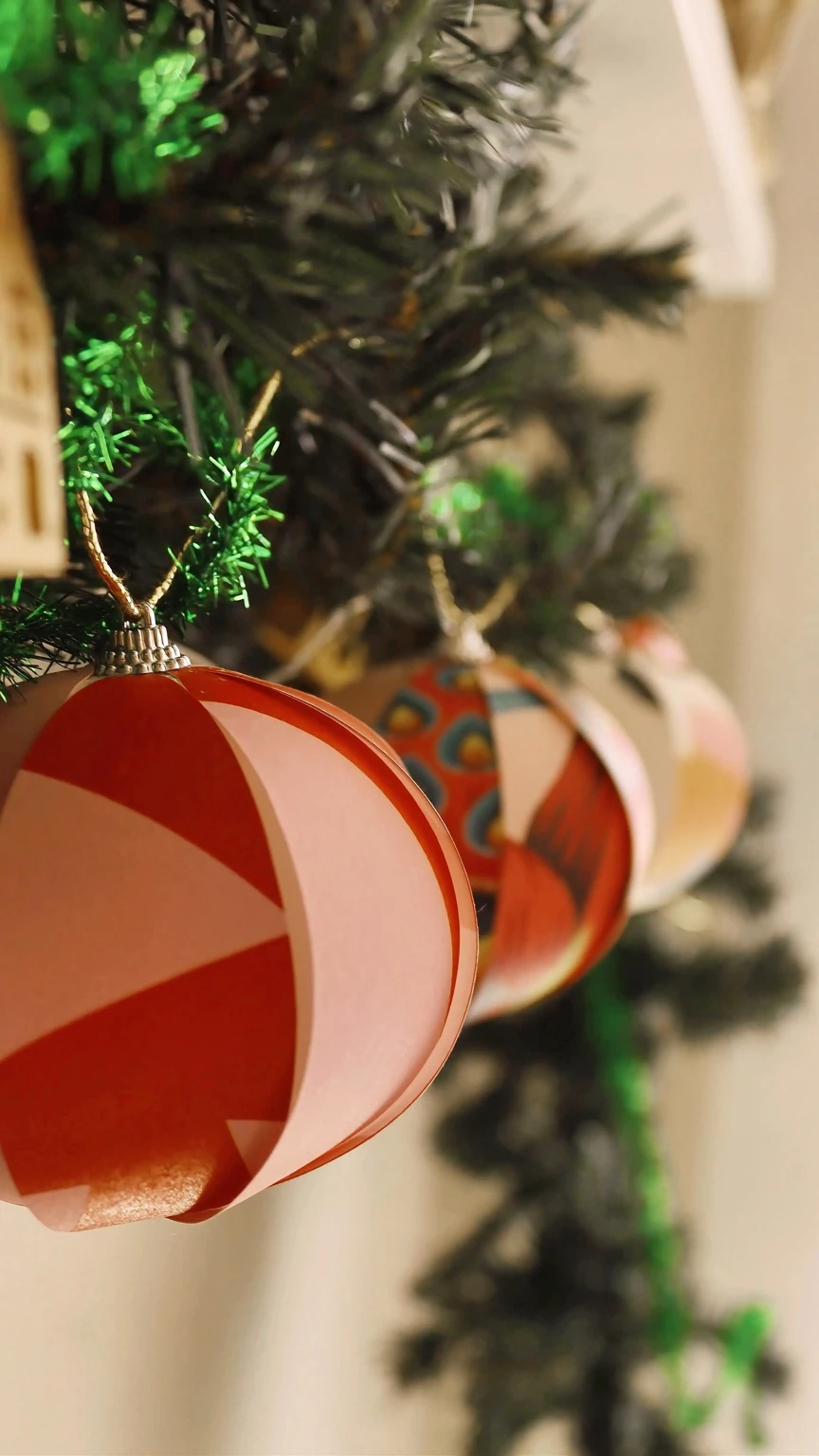 Bolas de Navidad de papel hechas a mano