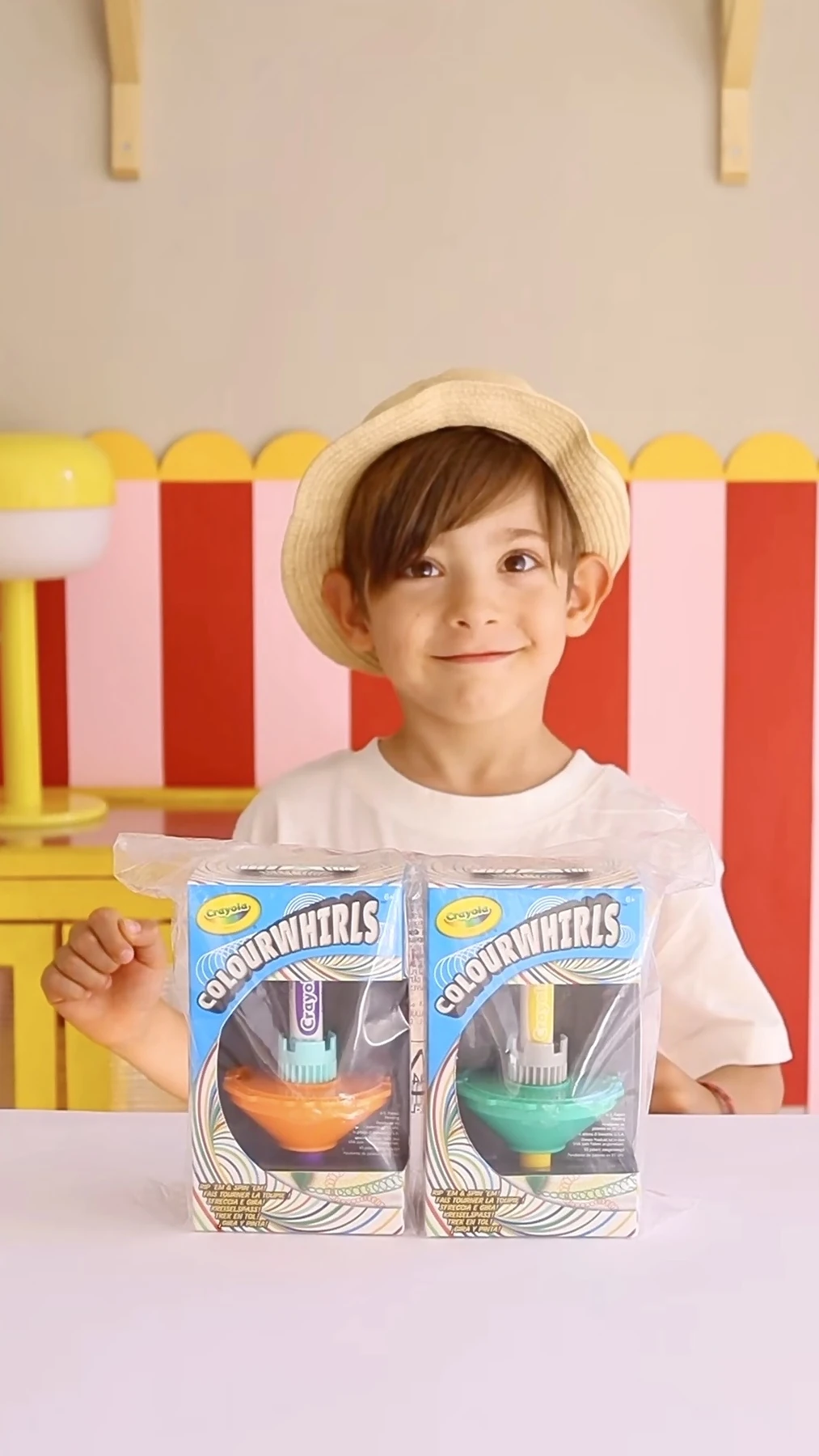 Niño presentando un proyecto creativo de Crayola