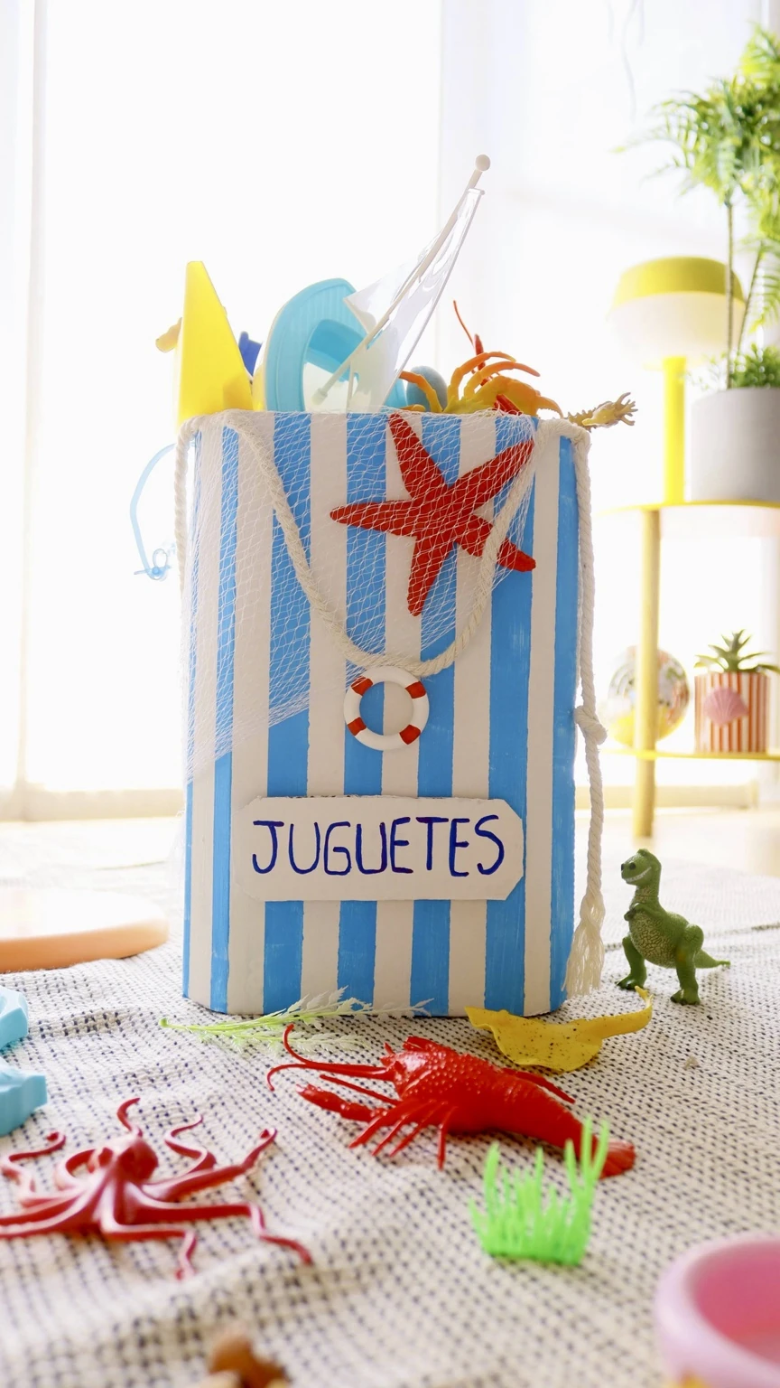 Caja marinera de juguetes decorada a mano