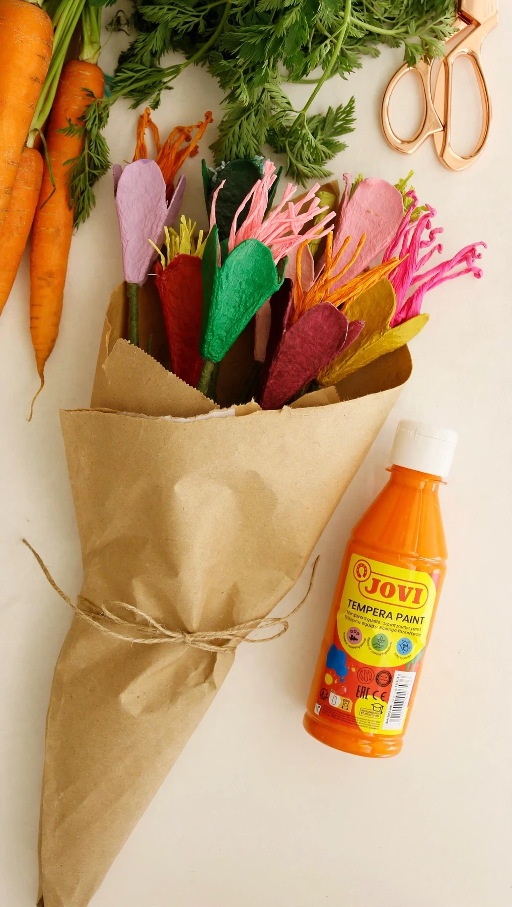 Ramo de flores de papel pintadas con témpera JOVI
