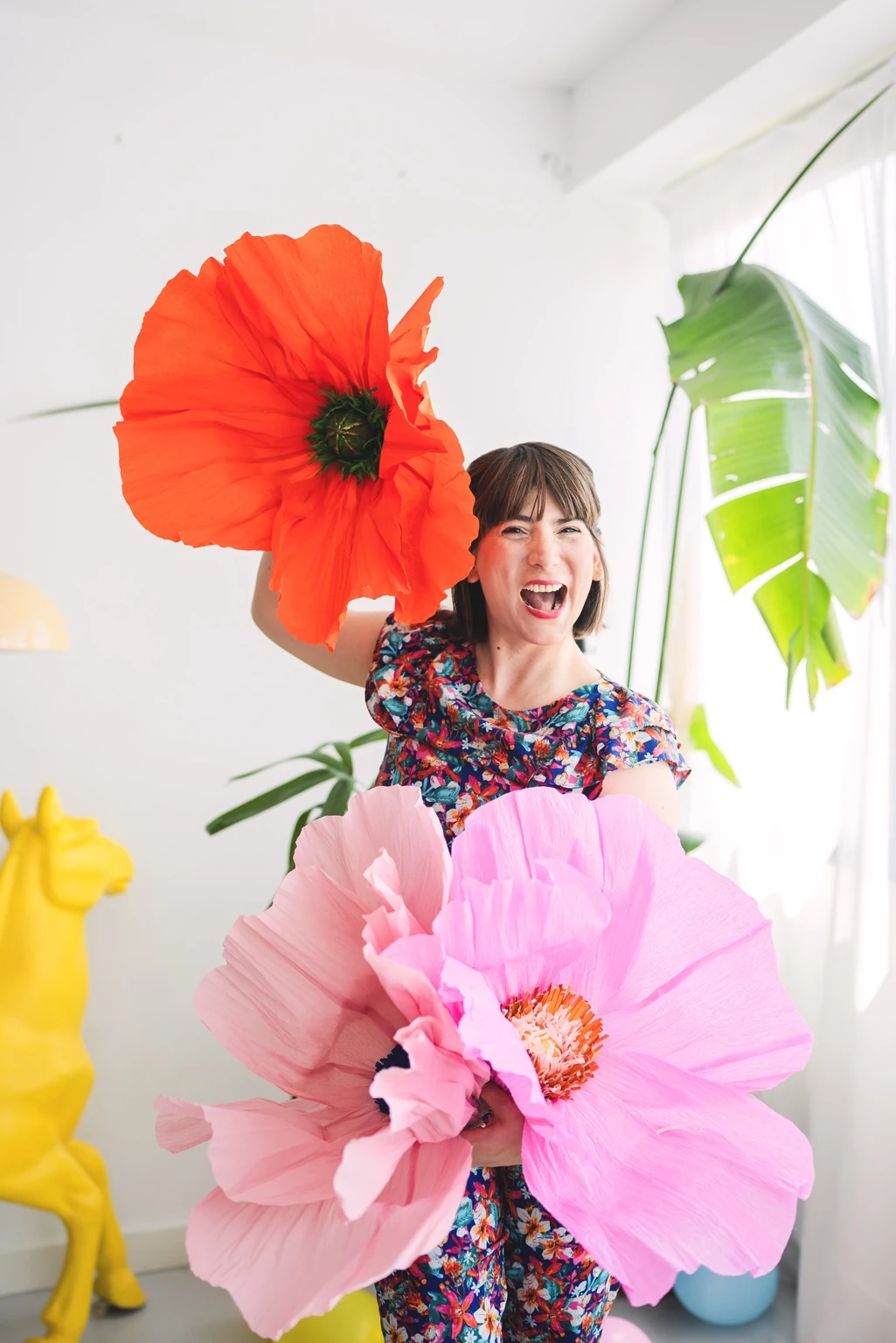 Ceci Bisarello con grandes flores de papel de colores